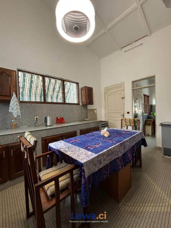 Villa 4 pièces à vendre à Cocody : 480 millionsFCFA - Demarcho.ci : Villa à vendre à Cocody. Prix : 480 000 000 FCFA prix de vente. 4 Chambres; 4 Salles de bains; 635 m².