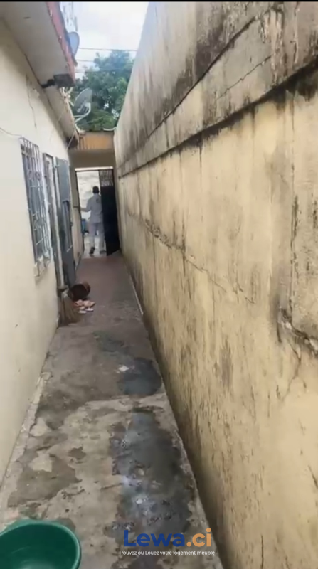 Villa 2 pièces à vendre à Yopougon : 50 millionsFCFA - Demarcho.ci : Villa à vendre à Yopougon. Prix : 50 000 000 FCFA prix de vente.