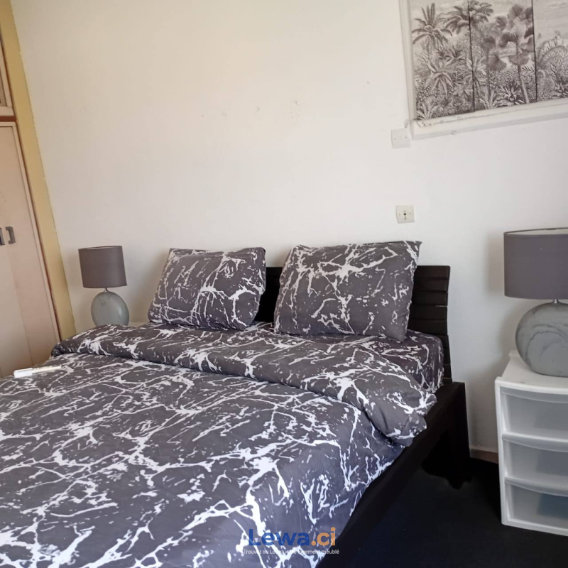 Appartement 2 pièces à louer à Cocody : 70,000 FCFA par mois - Demarcho.ci : Appartement à louer à Cocody. Prix : 70 000 FCFA prix de vente. 2 Chambres; 3 Salles de bains; 150 m².