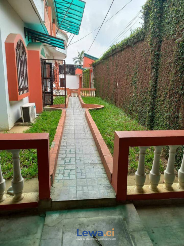 Appartement 5 pièces à vendre à Abidjan : 1,000 millionsFCFA - Demarcho.ci : Appartement à vendre à Abidjan. Prix : 1 000 000 000 FCFA prix de vente. 5 Chambres; 1 Salle de bain; 2000 m².