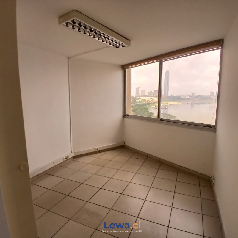 Bureau 2 pièces à louer à Plateau : 3 millions FCFA par mois - Demarcho.ci : Bureau à louer à Plateau. Prix : 3 000 000 FCFA par mois.