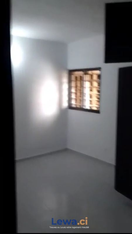 Appartement 2 pièces à vendre à Cocody : 25 millionsFCFA - Demarcho.ci : Appartement à vendre à Cocody. Prix : 25 000 000 FCFA prix de vente. 2 Chambres; 2 Salles de bains.