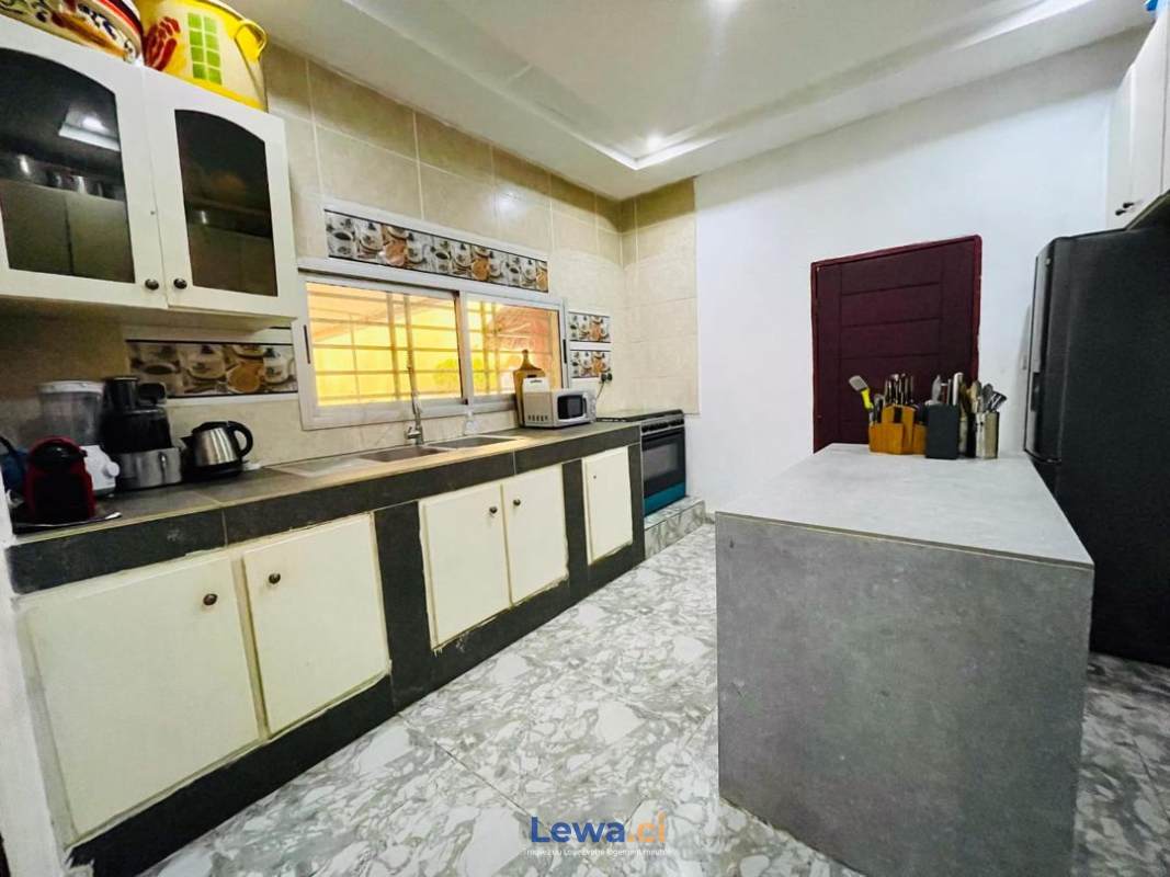 Villa 2 pièces à vendre à Cocody : 280 millionsFCFA - Demarcho.ci : Villa à vendre à Cocody. Prix : 280 000 000 FCFA prix de vente.