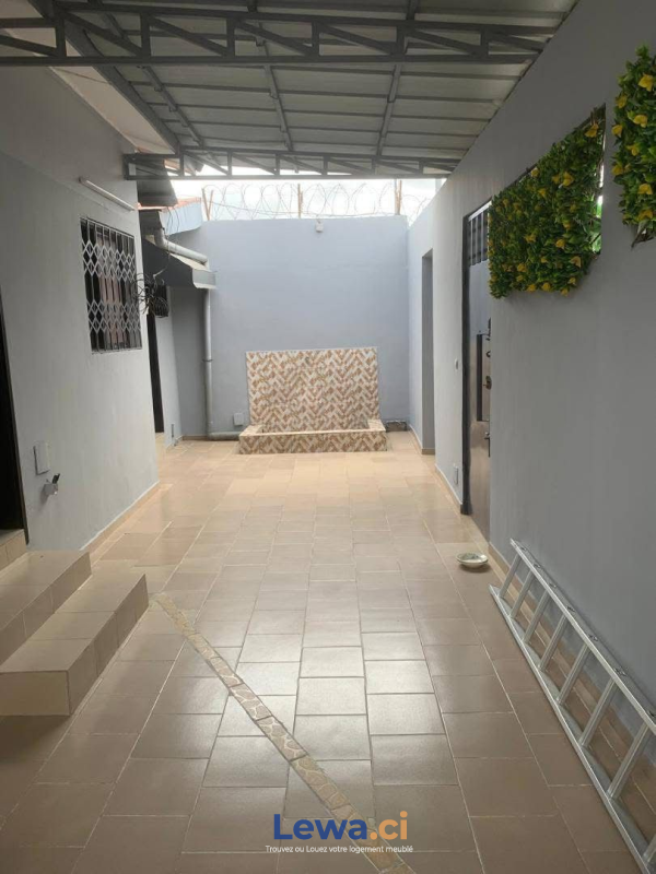 Villa 5 pièces à louer à Cocody : 550,000 FCFA par mois - Demarcho.ci : Villa à louer à Cocody. Prix : 550 000 FCFA par mois. 5 Chambres; 4 Salles de bains.