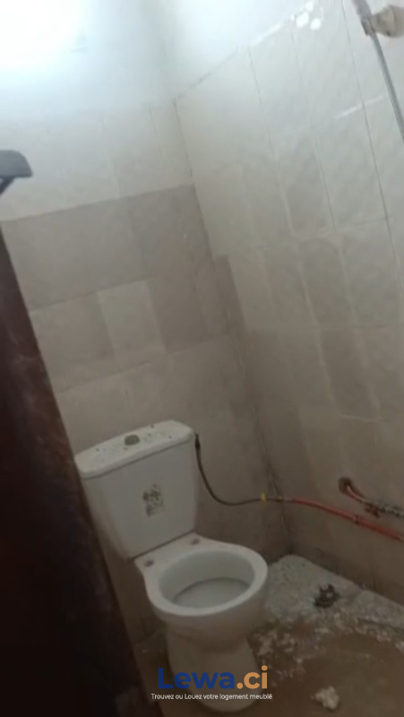 Appartement 2 pièces à vendre à Yopougon : 18 millionsFCFA - Demarcho.ci : Appartement à vendre à Yopougon. Prix : 18 000 000 FCFA prix de vente.