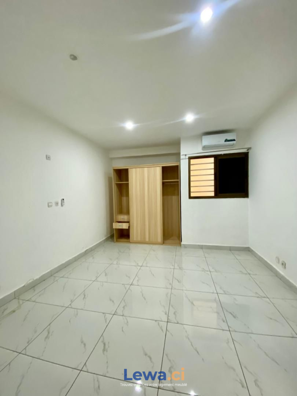 Appartement 2 pièces à vendre à Cocody : 60 millionsFCFA - Demarcho.ci : Appartement à vendre à Cocody. Prix : 60 000 000 FCFA prix de vente. 2 Chambres; 2 Salles de bains; 95 m².