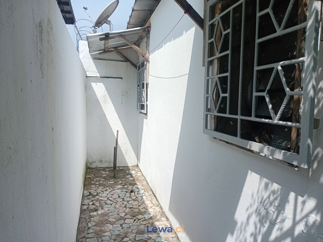 Appartement 3 pièces à vendre à Yopougon : 40 millionsFCFA - Demarcho.ci : Appartement à vendre à Yopougon. Prix : 40 000 000 FCFA prix de vente. 3 Chambres; 3 Salles de bains; 100 m².