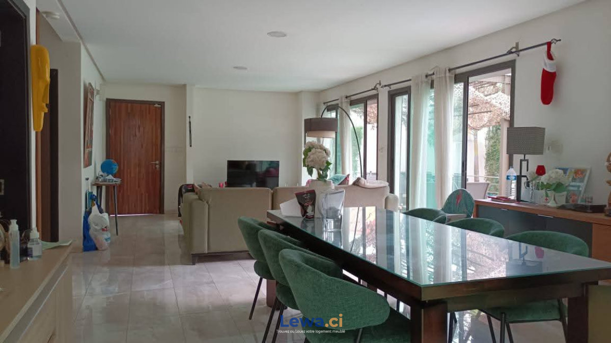 Villa 4 pièces à vendre à Cocody : 300 millionsFCFA - Demarcho.ci : Villa à vendre à Cocody. Prix : 300 000 000 FCFA prix de vente. 4 Chambres; 4 Salles de bains; 400 m².