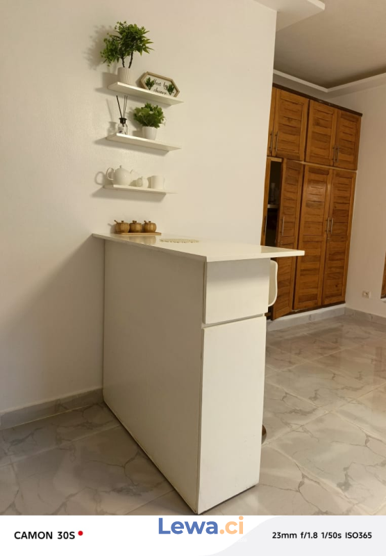 Studio 1 pièces à louer à Cocody : 900,000 FCFA par mois - Demarcho.ci : Studio à louer à Cocody. Prix : 900 000 FCFA par mois. 1 Chambre; 1 Salle de bain.