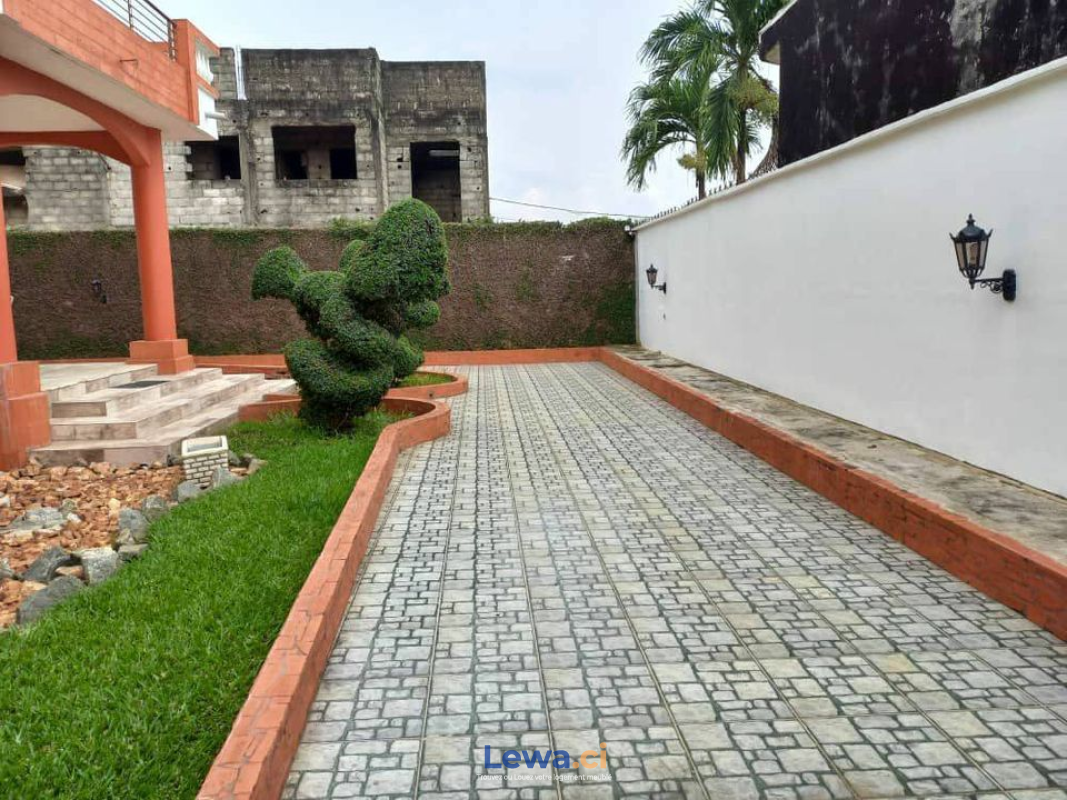 Appartement 5 pièces à vendre à Abidjan : 1,000 millionsFCFA - Demarcho.ci : Appartement à vendre à Abidjan. Prix : 1 000 000 000 FCFA prix de vente. 5 Chambres; 1 Salle de bain; 2000 m².