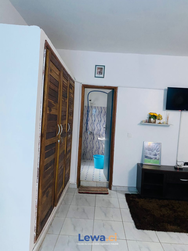 Appartement 1 pièces à louer à Koumassi : 30,000 FCFA par mois - Demarcho.ci : Appartement à louer à Koumassi. Prix : 30 000 FCFA prix de vente. 1 Chambre; 2 Salles de bains; 300 m².