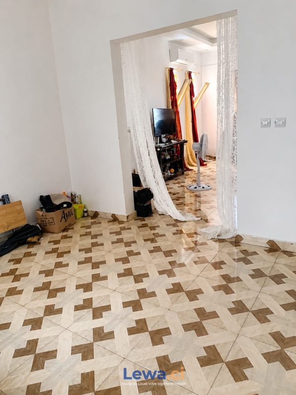 Villa 6 pièces à vendre à Abidjan : 160 millionsFCFA - Demarcho.ci : Villa à vendre à Abidjan. Prix : 160 000 000 FCFA par mois. 6 Chambres; 6 Salles de bains.