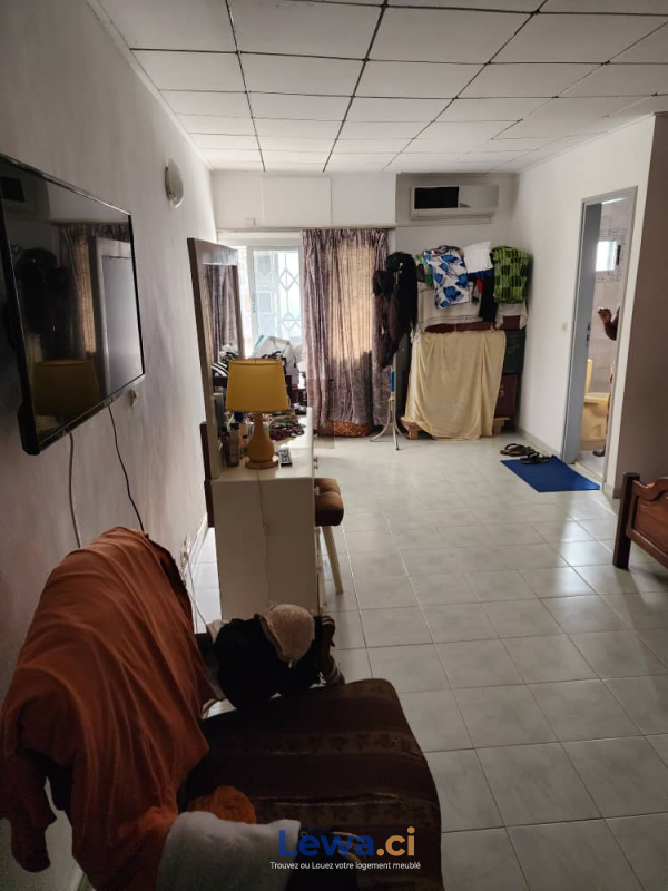 Villa 4 pièces à vendre à Cocody : 165 millionsFCFA - Demarcho.ci : Villa à vendre à Cocody. Prix : 165 000 000 FCFA prix de vente. 4 Chambres; 300 m².