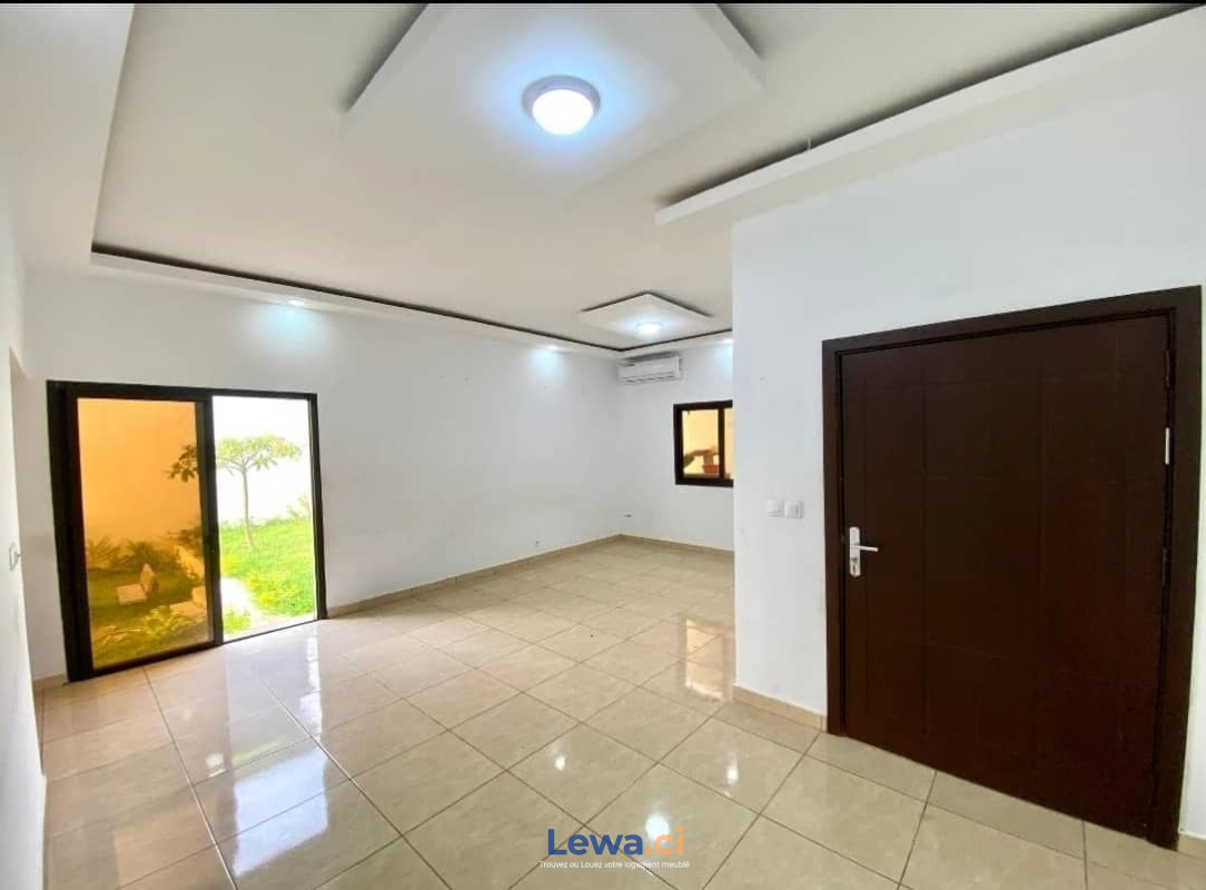 Villa 8 pièces à vendre à Cocody : 339 millionsFCFA - Demarcho.ci : Villa à vendre à Cocody. Prix : 339 000 000 FCFA prix de vente. 8 Chambres; 3 Salles de bains; 500 m².