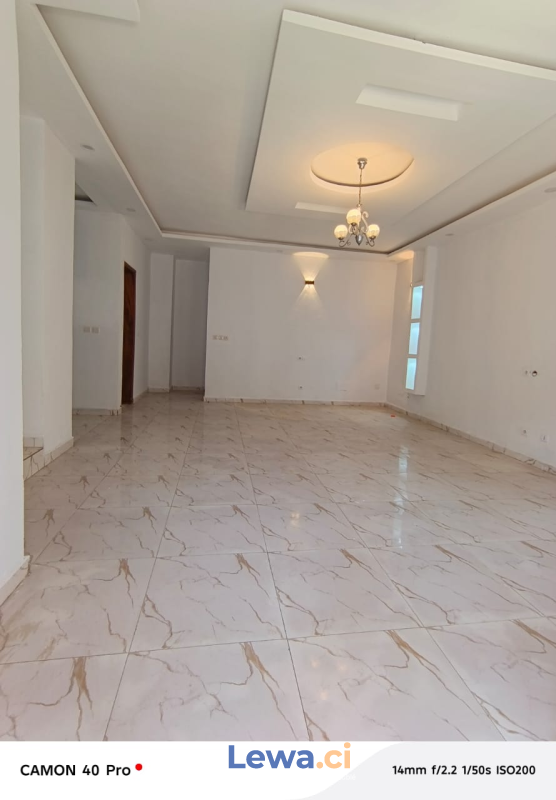 Villa 2 pièces à vendre à Cocody : 90 millionsFCFA - Demarcho.ci : Villa à vendre à Cocody. Prix : 90 000 000 FCFA prix de vente.