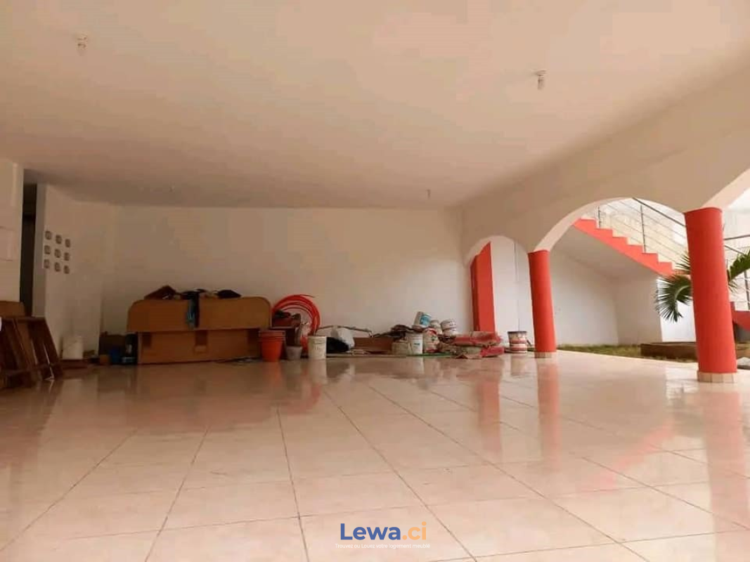 Appartement 5 pièces à vendre à Abidjan : 1,000 millionsFCFA - Demarcho.ci : Appartement à vendre à Abidjan. Prix : 1 000 000 000 FCFA prix de vente. 5 Chambres; 1 Salle de bain; 2000 m².