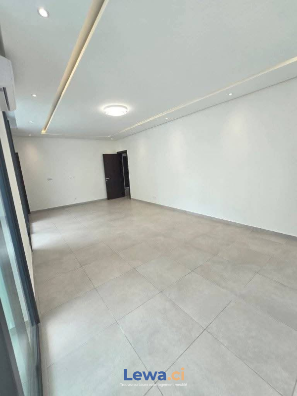 Villa 5 pièces à louer à Cocody : 2 millions FCFA par mois - Demarcho.ci : Villa à louer à Cocody. Prix : 2 000 000 FCFA par mois. 5 Chambres.