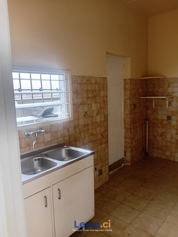 Villa 2 pièces à louer à Treichville : 900,000 FCFA par mois - Demarcho.ci : Villa à louer à Treichville. Prix : 900 000 FCFA par mois.