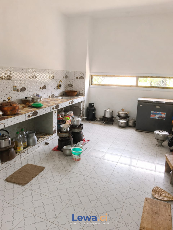 Villa 6 pièces à vendre à Abidjan : 160 millionsFCFA - Demarcho.ci : Villa à vendre à Abidjan. Prix : 160 000 000 FCFA par mois. 6 Chambres; 6 Salles de bains.
