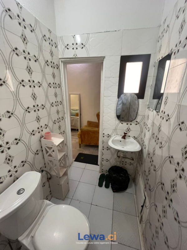 Appartement 2 pièces à louer à Marcory : 25,000 FCFA par mois - Demarcho.ci : Appartement à louer à Marcory. Prix : 25 000 FCFA prix de vente. 2 Chambres; 1 Salle de bain; 200 m².