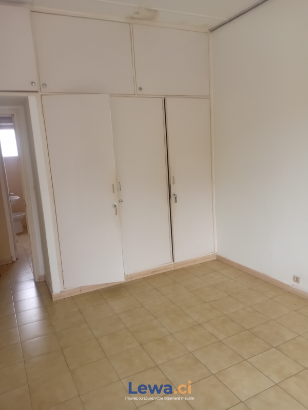 Villa 2 pièces à louer à Treichville : 900,000 FCFA par mois - Demarcho.ci : Villa à louer à Treichville. Prix : 900 000 FCFA par mois.