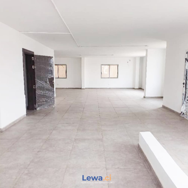 Magasin / boutique 2 pièces à louer à Treichville : 2,5 millions FCFA par mois - Demarcho… : Magasin / Boutique à louer à Treichville. Prix : 2 500 000 FCFA par mois.