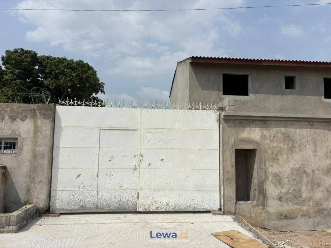 Villa 3 pièces à vendre à Grand-bassam : 90 millionsFCFA - Demarcho.ci : Villa à vendre à Grand-Bassam. Prix : 90 000 000 FCFA prix de vente. 3 Chambres; 322 m².