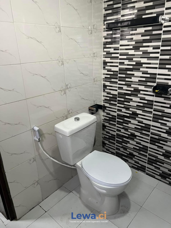 Appartement 1 pièces à louer à Bingerville : 160,000 FCFA par mois - Demarcho.ci : Appartement à louer à Bingerville. Prix : 160 000 FCFA par mois. 1 Chambre; 2 Salles de bains; 70 m².
