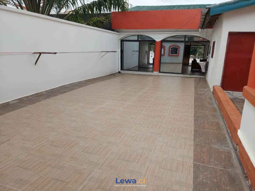 Appartement 5 pièces à vendre à Abidjan : 1,000 millionsFCFA - Demarcho.ci : Appartement à vendre à Abidjan. Prix : 1 000 000 000 FCFA prix de vente. 5 Chambres; 1 Salle de bain; 2000 m².