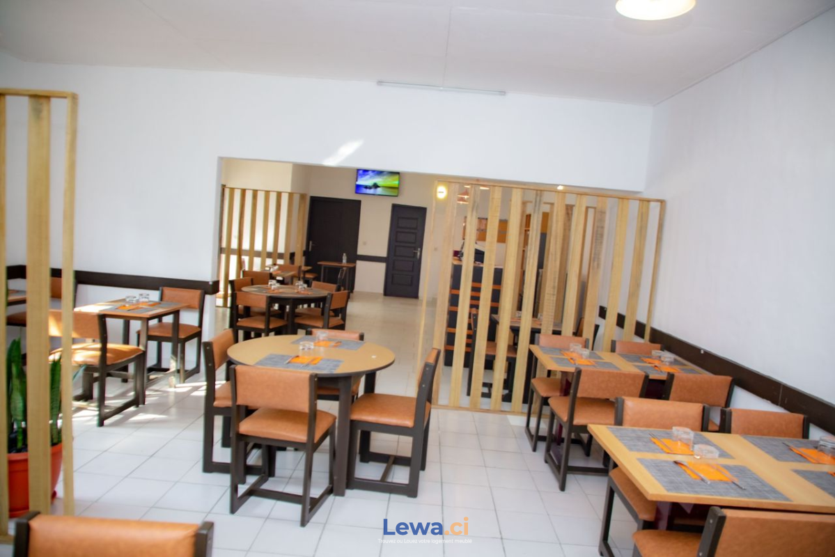 Magasin / boutique 2 pièces à louer à Cocody : 500,000 FCFA par mois - Demarcho.ci : Magasin / Boutique à louer à Cocody. Prix : 500 000 FCFA par mois.