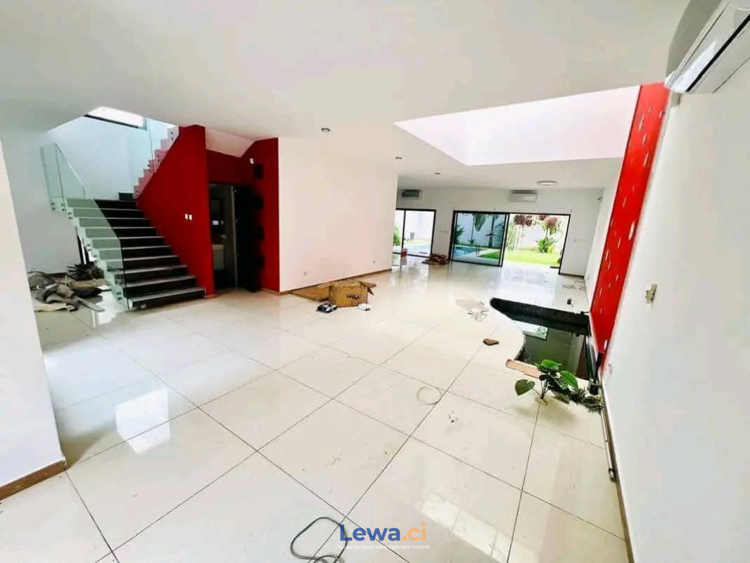 Villa 5 pièces à vendre à Cocody : 900 millionsFCFA - Demarcho.ci : Villa à vendre à Cocody. Prix : 900 000 000 FCFA prix de vente. 5 Chambres; 5 Salles de bains; 600 m².