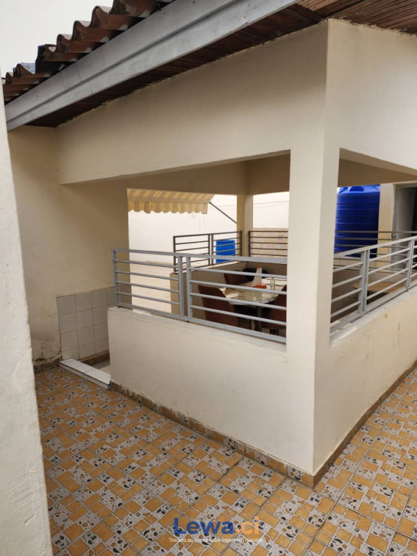 Villa 4 pièces à vendre à Cocody : 165 millionsFCFA - Demarcho.ci : Villa à vendre à Cocody. Prix : 165 000 000 FCFA prix de vente. 4 Chambres; 300 m².