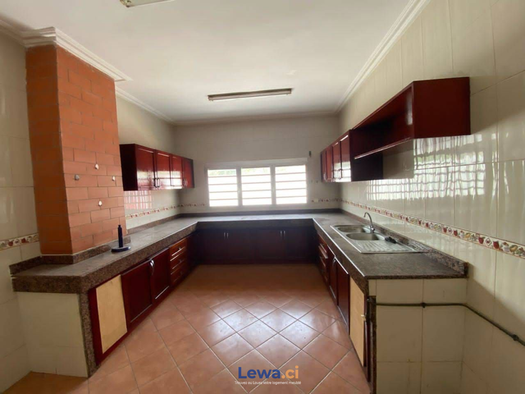 Villa 2 pièces à louer à Cocody : 3,5 millions FCFA par mois - Demarcho.ci : Villa à louer à Cocody. Prix : 3 500 000 FCFA par mois.
