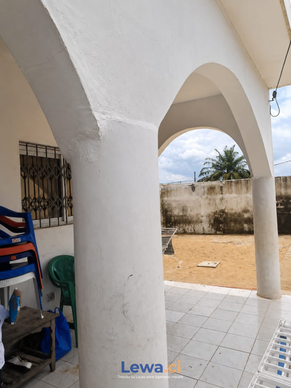 Villa 6 pièces à vendre à Abidjan : 160 millionsFCFA - Demarcho.ci : Villa à vendre à Abidjan. Prix : 160 000 000 FCFA par mois. 6 Chambres; 6 Salles de bains.
