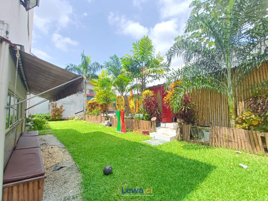 Villa 2 pièces à vendre à Cocody : 430 millionsFCFA - Demarcho.ci : Villa à vendre à Cocody. Prix : 430 000 000 FCFA prix de vente.