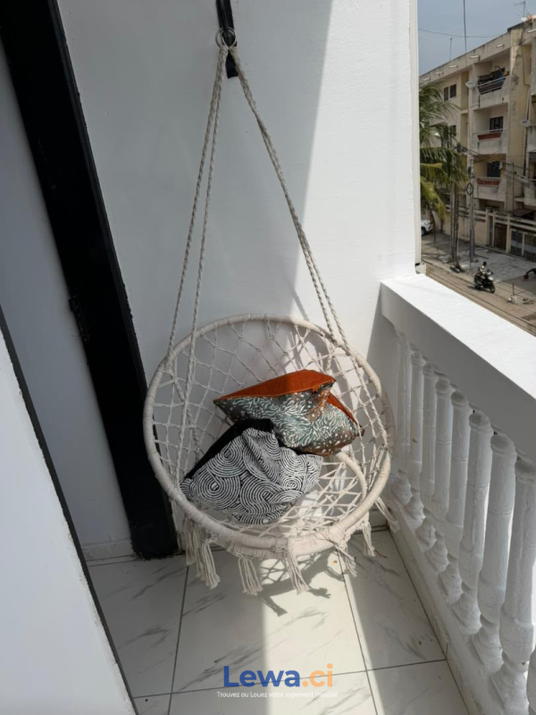 Appartement 1 pièces à louer à Koumassi : 45,000 FCFA par mois - Demarcho.ci : Appartement à louer à Koumassi. Prix : 45 000 FCFA prix de vente. 1 Chambre; 2 Salles de bains; 300 m².