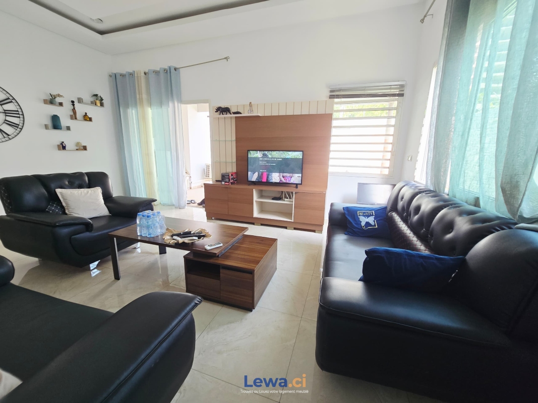 Appartement 3 pièces à louer à Abidjan : 2,5 millions FCFA par mois - Demarcho.ci : Appartement à louer à Abidjan. Prix : 2 500 000 FCFA par mois. 3 Chambres; 2 Salles de bains; 200 m².