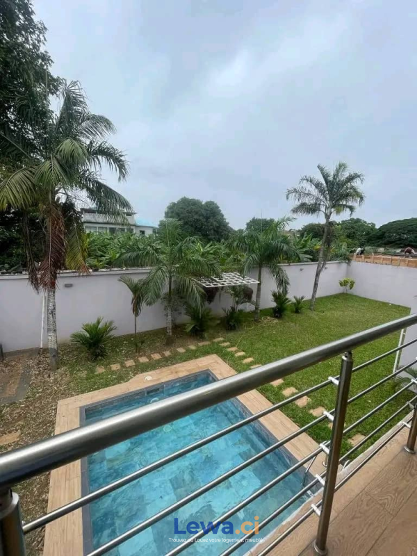 Villa 5 pièces à vendre à Cocody : 900 millionsFCFA - Demarcho.ci : Villa à vendre à Cocody. Prix : 900 000 000 FCFA prix de vente. 5 Chambres; 5 Salles de bains; 600 m².