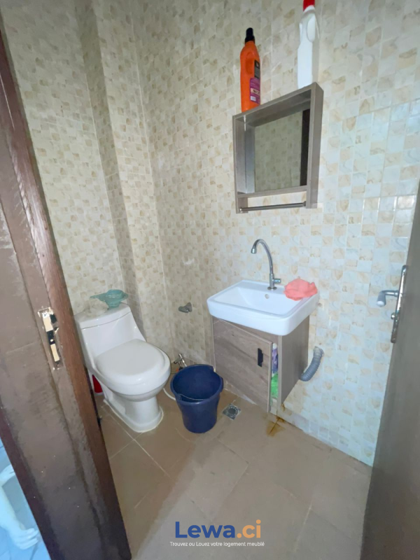 Magasin / boutique 2 pièces à louer à Cocody : 1,5 millions FCFA par mois - Demarcho.ci : Magasin / Boutique à louer à Cocody. Prix : 1 500 000 FCFA par mois.