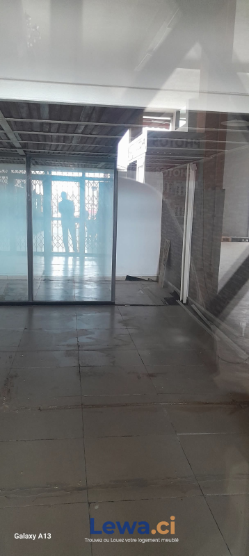 Magasin / boutique 2 pièces à louer à Treichville : 450,000 FCFA par mois - Demarcho.ci : Magasin / Boutique à louer à Treichville. Prix : 450 000 FCFA par mois.