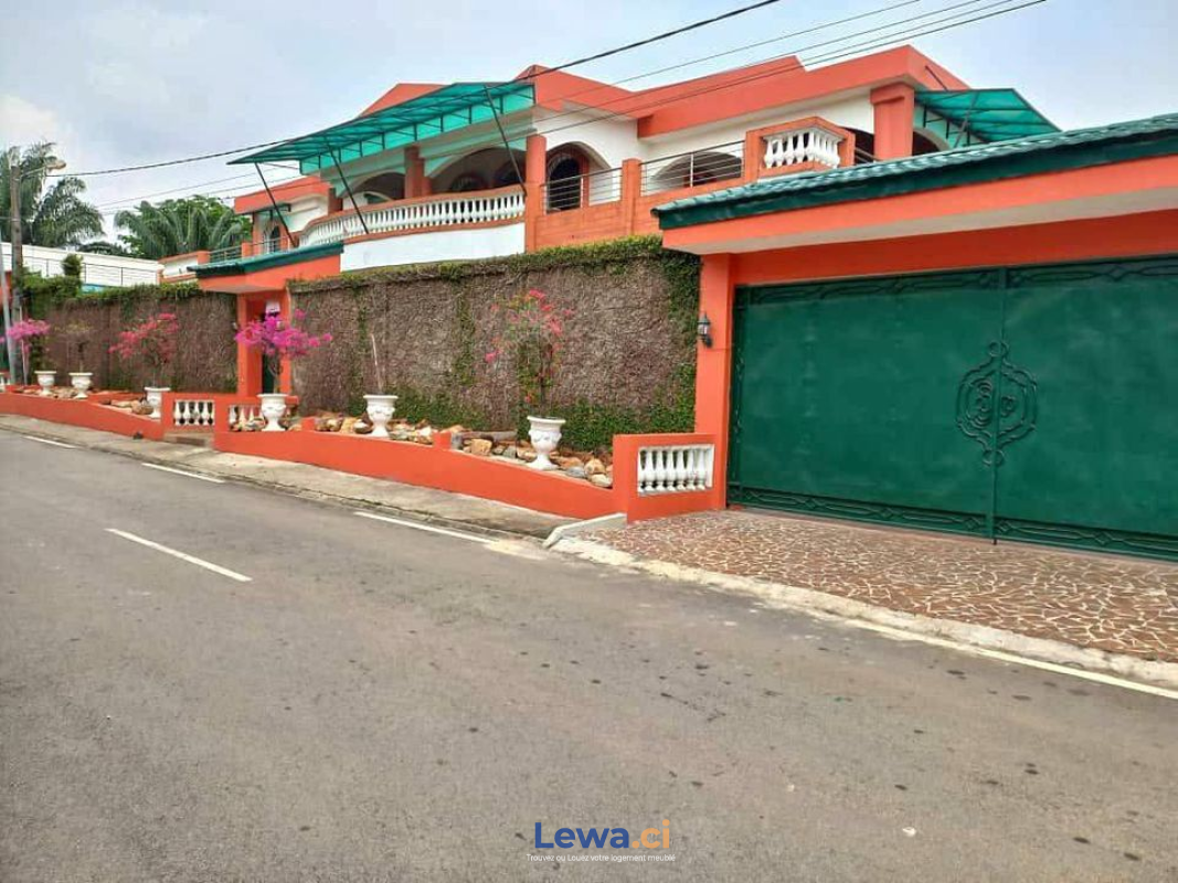 Appartement 5 pièces à vendre à Abidjan : 1,000 millionsFCFA - Demarcho.ci : Appartement à vendre à Abidjan. Prix : 1 000 000 000 FCFA prix de vente. 5 Chambres; 1 Salle de bain; 2000 m².