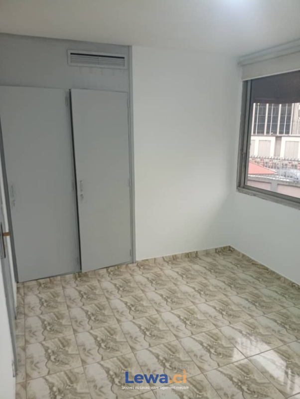 Bureau 3 pièces à louer à Plateau : 1,5 millions FCFA par mois - Demarcho.ci : Bureau à louer à Plateau. Prix : 1 500 000 FCFA par mois. 3 Chambres; 3 Salles de bains; 200 m².