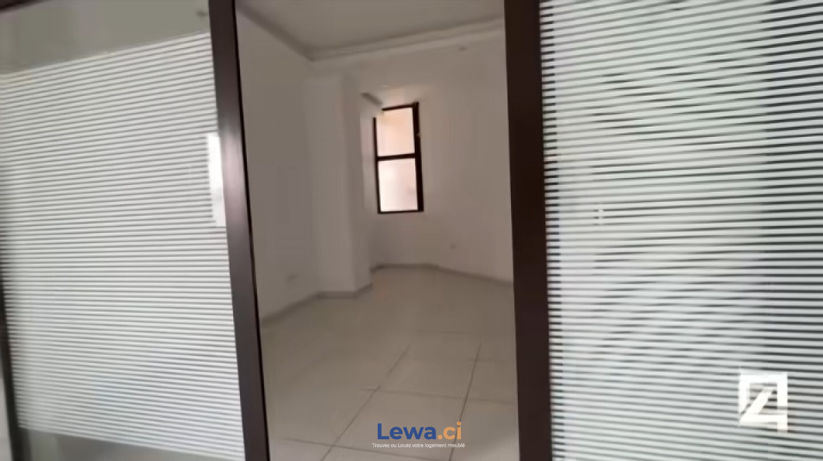 Bureau 2 pièces à louer à Treichville : 300,000 FCFA par mois - Demarcho.ci : Bureau à louer à Treichville. Prix : 300 000 FCFA par mois.