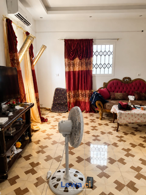 Villa 6 pièces à vendre à Abidjan : 160 millionsFCFA - Demarcho.ci : Villa à vendre à Abidjan. Prix : 160 000 000 FCFA par mois. 6 Chambres; 6 Salles de bains.