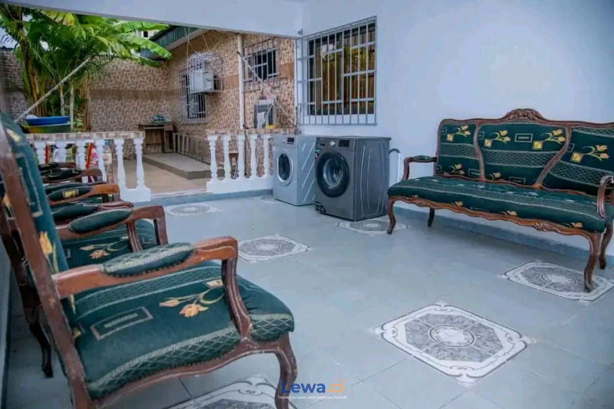 Villa 2 pièces à louer à Cocody : 75,000 FCFA par mois - Demarcho.ci : Villa à louer à Cocody. Prix : 75 000 FCFA prix de vente. 2 Chambres; 3 Salles de bains; 200 m².