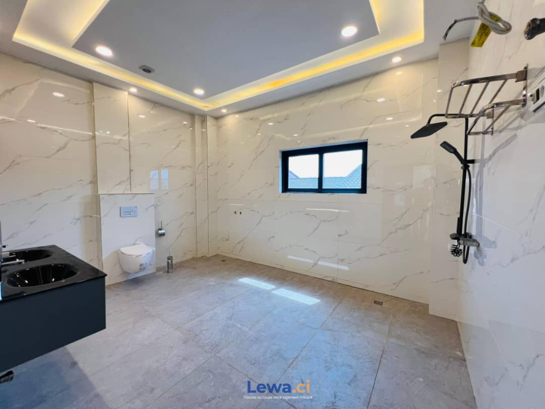 Villa 5 pièces à louer à Cocody : 3,5 millions FCFA par mois - Demarcho.ci : Villa à louer à Cocody. Prix : 3 500 000 FCFA par mois. 5 Chambres; 8 Salles de bains.