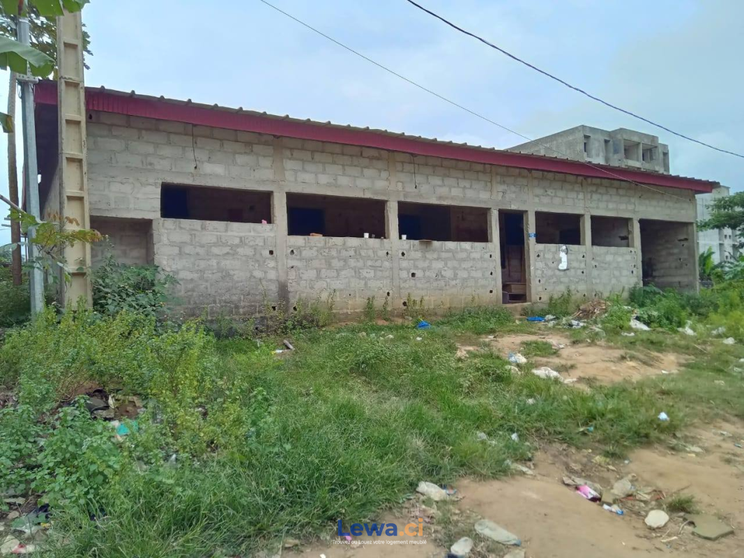 Image principale du bien : TERRAIN AVEC VILLA BASSE EN VENTE