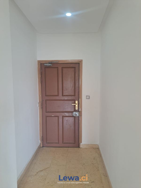 Appartement 1 pièces à louer à Plateau : 750,000 FCFA par mois - Demarcho.ci : Appartement à louer à Plateau. Prix : 750 000 FCFA par mois. 1 Chambre; 2 Salles de bains.