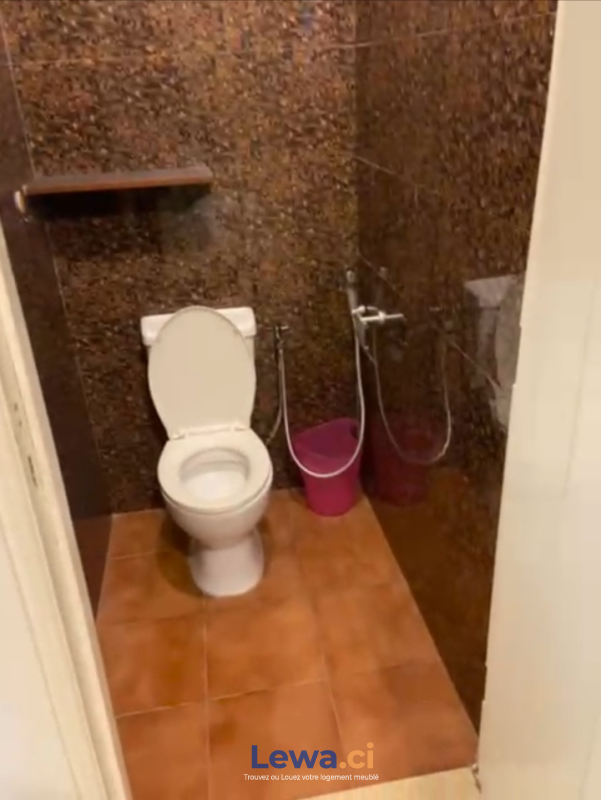 Villa 2 pièces à louer à Cocody : 800,000 FCFA par mois - Demarcho.ci : Villa à louer à Cocody. Prix : 800 000 FCFA par mois.