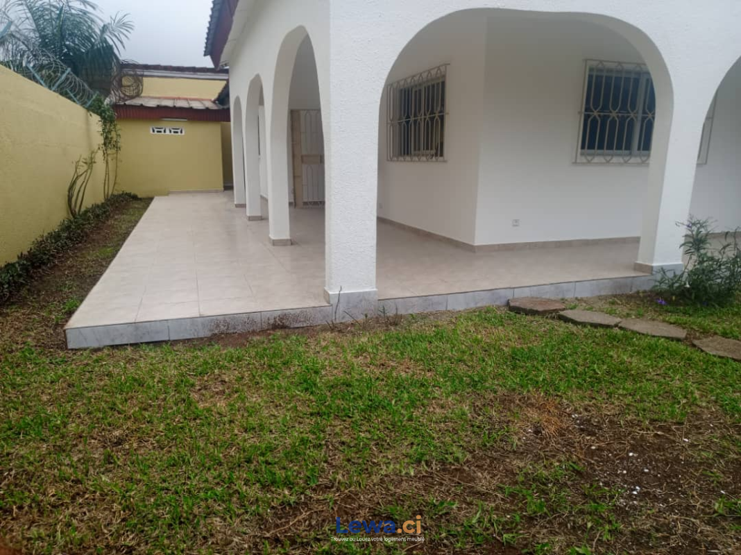 Villa 3 pièces à louer à Cocody : 1 millions FCFA par mois - Demarcho.ci : Villa à louer à Cocody. Prix : 1 000 000 FCFA par mois. 3 Chambres; 4 Salles de bains; 300 m².
